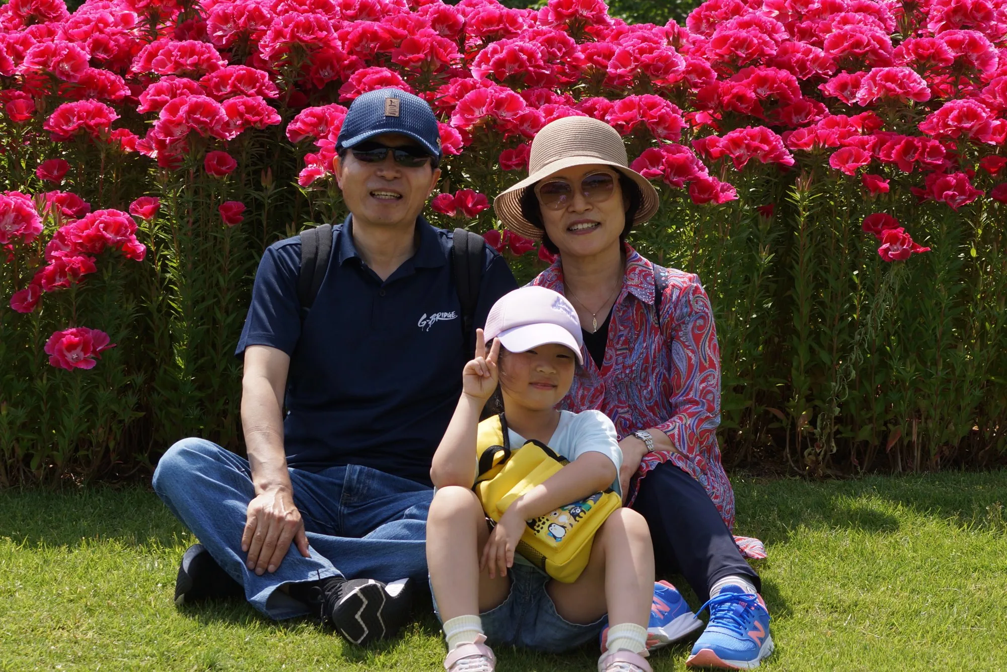 春の花畑での家族写真