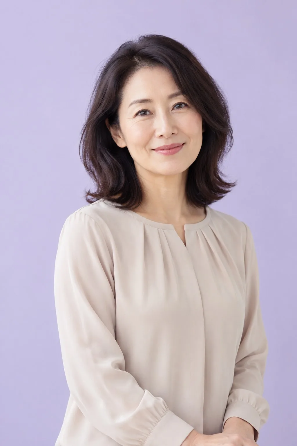베이지색 블라우스를 입은 중년 여성