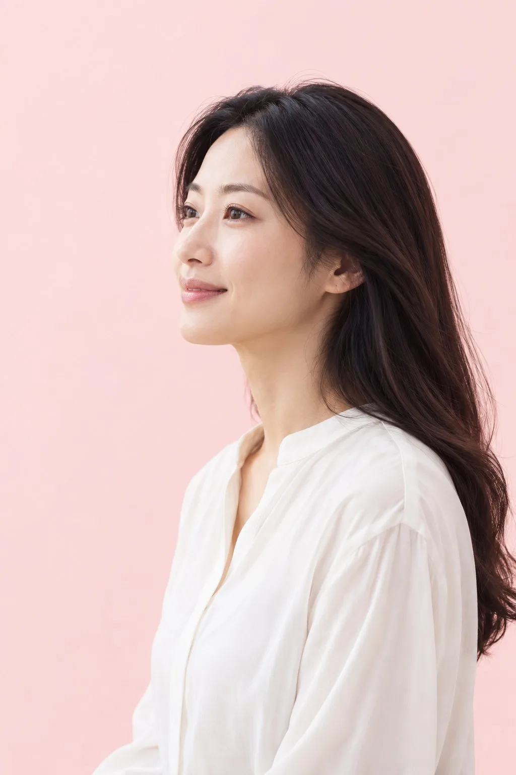 흰 상의를 입은 여성의 차분한 옆모습