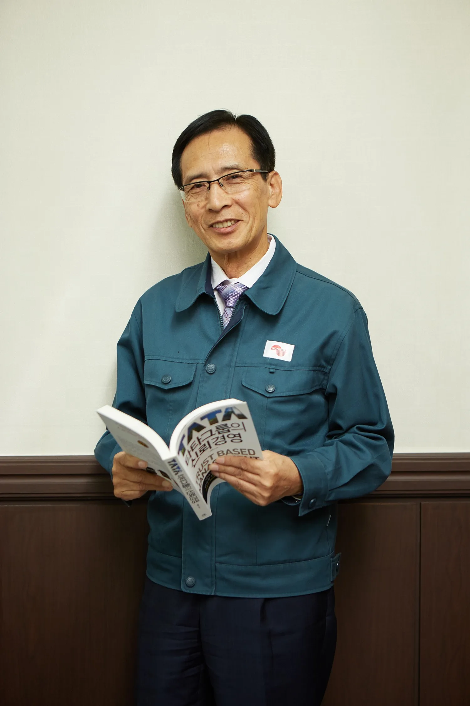 작업복을 입고 책을 든 대표이사 김동승