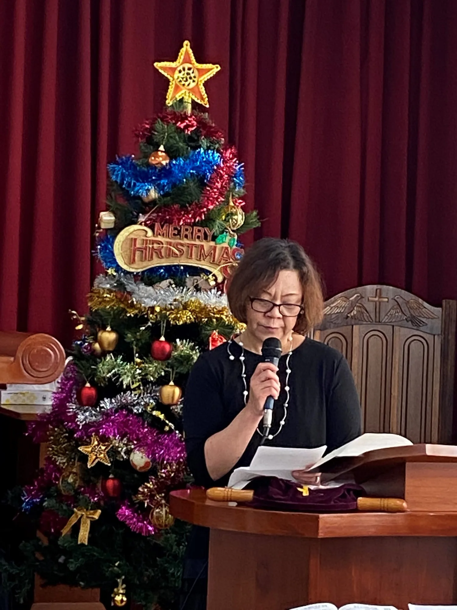 クリスマスツリーのそばでの聖書朗読